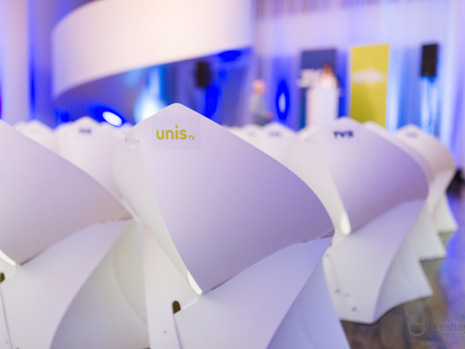 2-flux_chair_weiss_branding_unis-tv_1