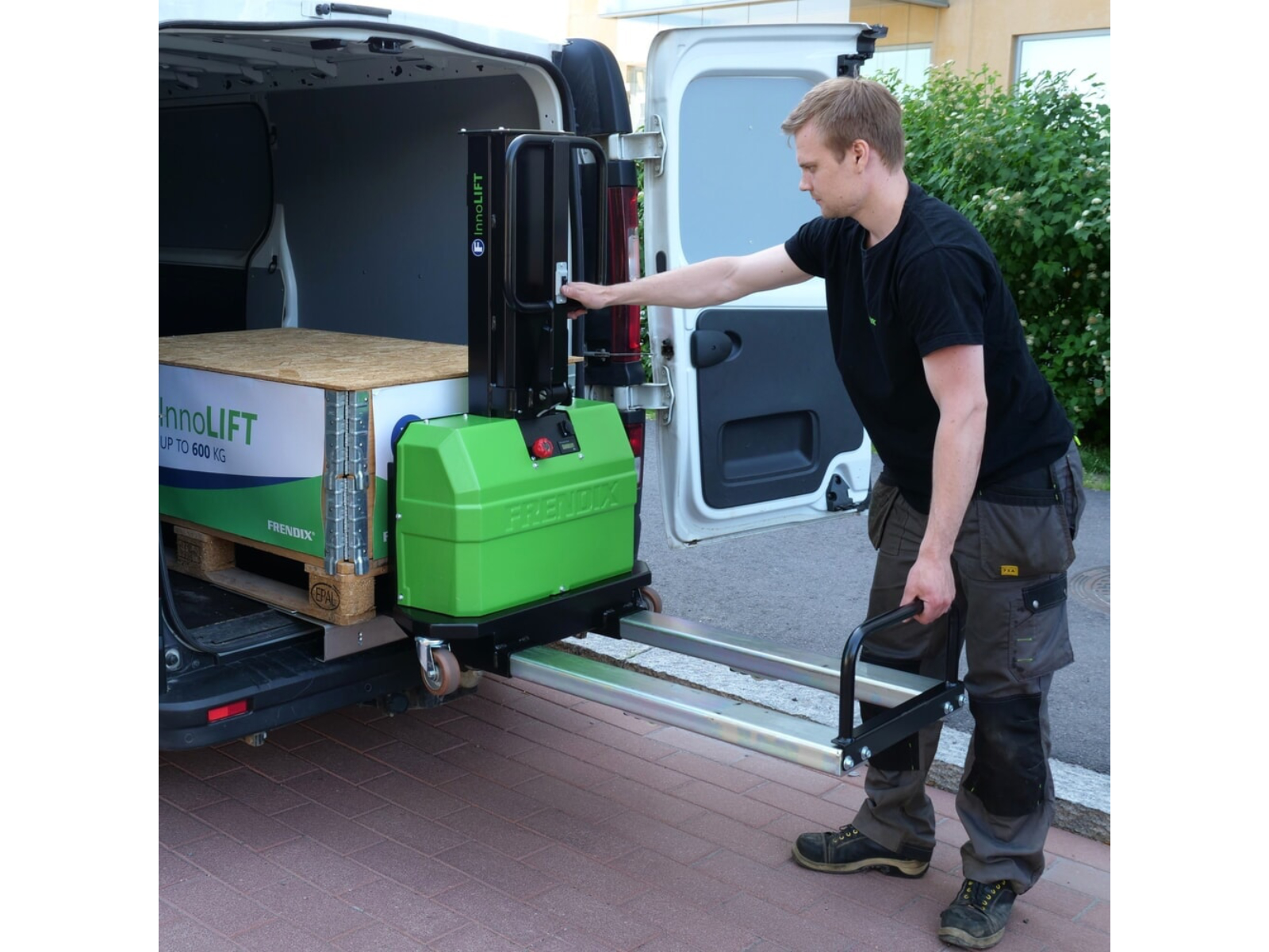 InnoLIFT® E10.1000 │Patentierter Selbstverladender Mitnahmestapler mit Fahrantrieb ─ Elektro-Hochhubwagen zur Mitnahme, Tragfähigkeit 1.000 kg, Ladehöhe 850 mm│Frendix
