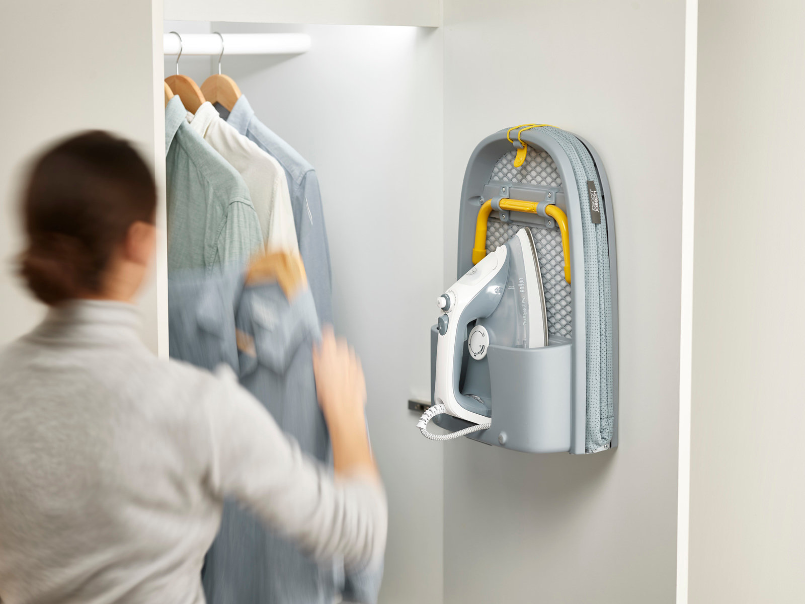 2-joseph_joseph_pocket_folding_table_klappbares_tisch-buegelbrett_hellblau_platzsparend_26177-50009_51