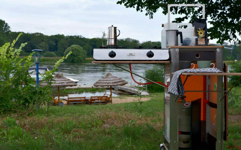 Mobile Campingküche mit GN Grill und Gasherd HPV Tango - Kochen wie die Profis und naturverbunden | Live Camper