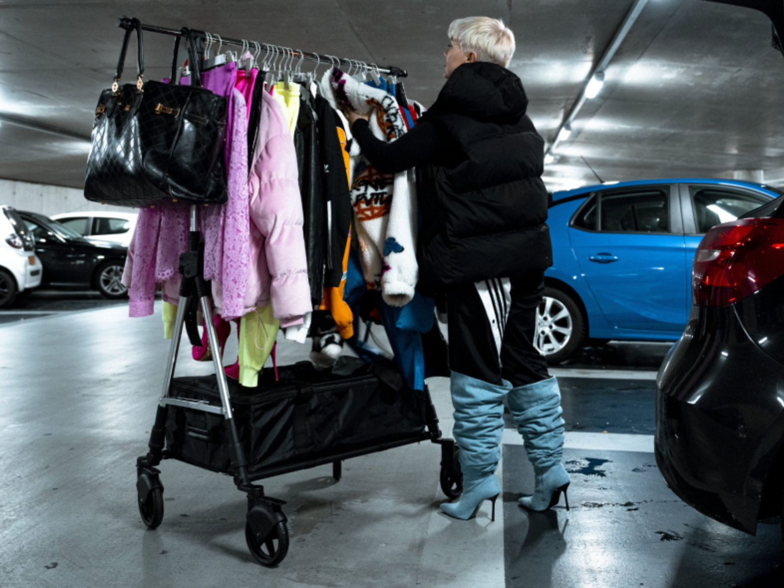 Kleiderständer und Kleiderwagen mit individuellen Kleidersäcken und Schuhtaschen bis 80 kg belastbar