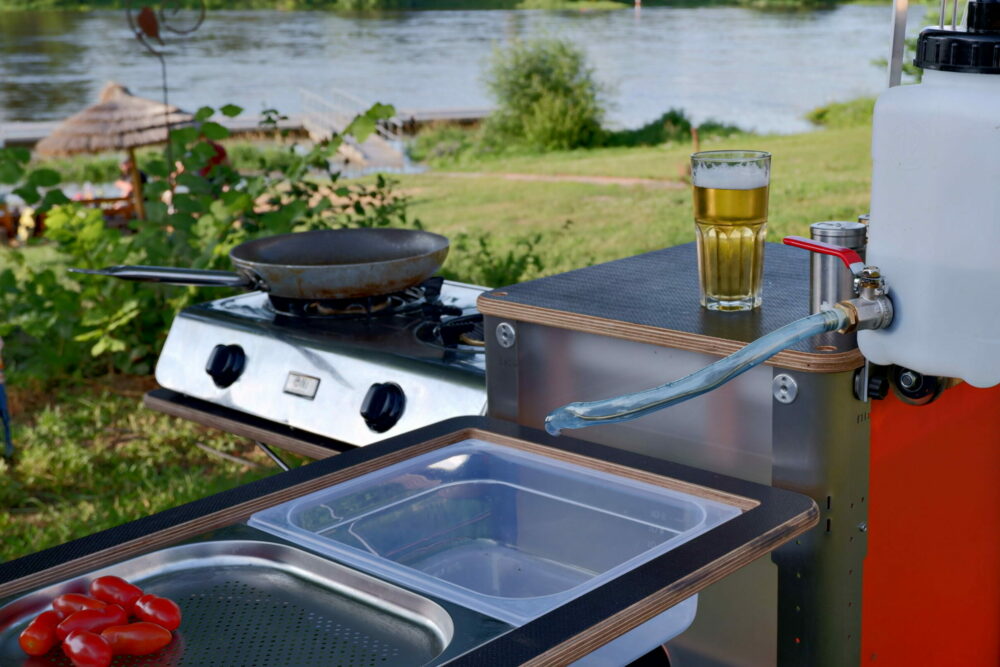 Mobile Campingküche mit GN Grill und Gasherd HPV Tango - Kochen wie die Profis und naturverbunden | Live Camper