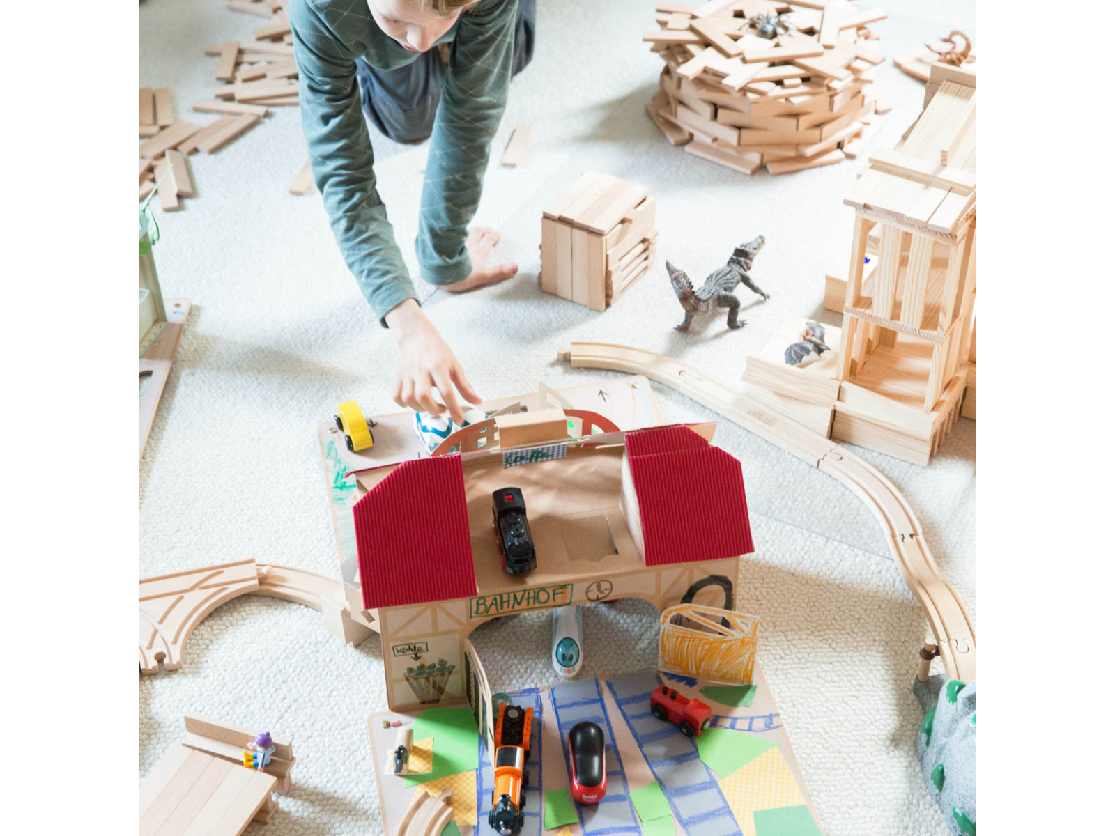 7-teiliges Pappka Spielhaus mit Tier-Bastelbogen aus Karton