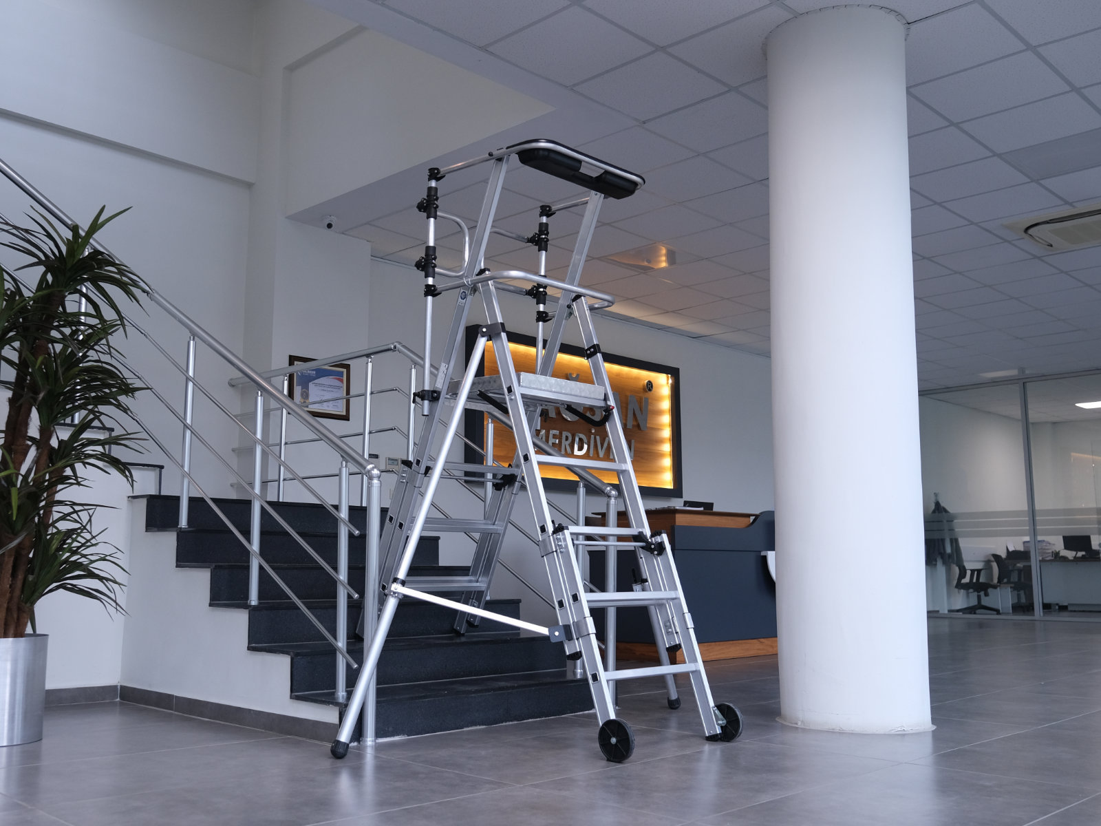 2-verox_faltbare_teleskop-arbeitsplattform_4-5_sprossen_aus_aluminium_platzsparend_4