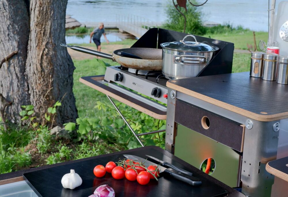 Mobile Campingküche mit GN Grill und Gasherd HPV Tango - Kochen wie die Profis und naturverbunden | Live Camper