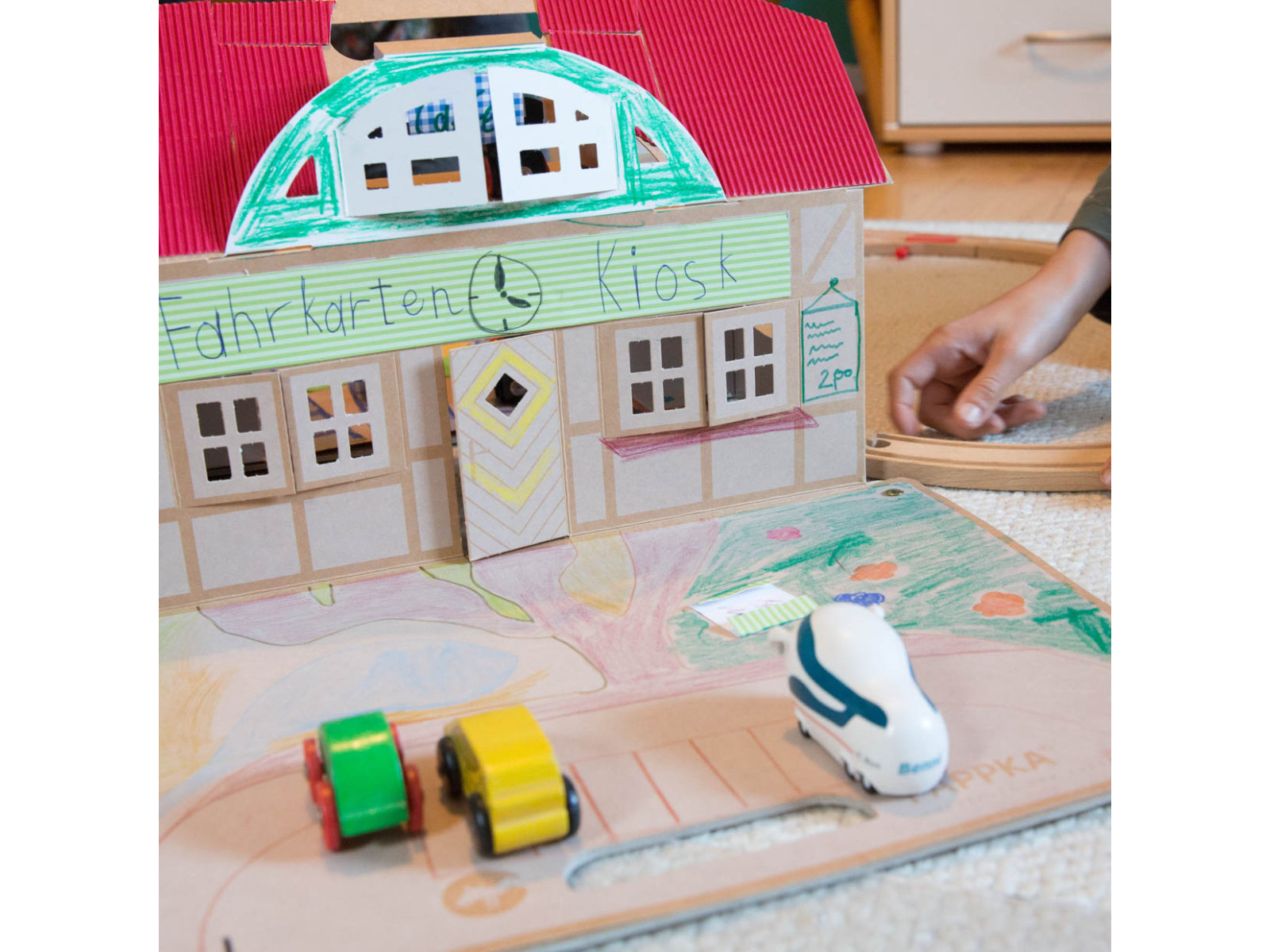 7-teiliges Pappka Spielhaus mit Tier-Bastelbogen aus Karton